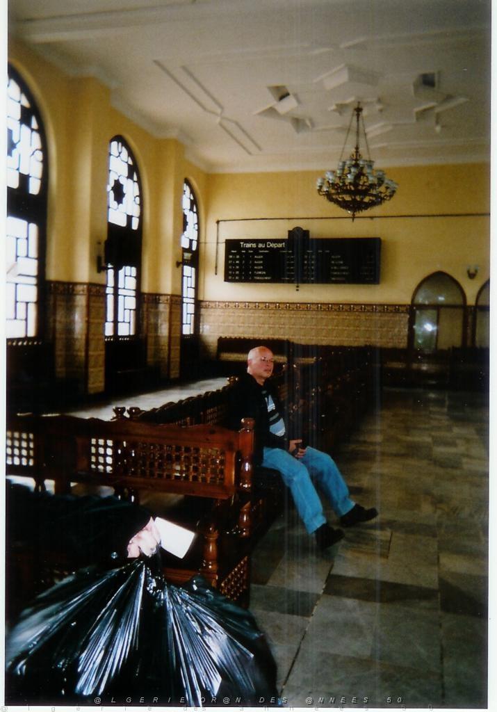 VOYAGE DU 22 29 04 2006 720 gare salle d attente.jpg